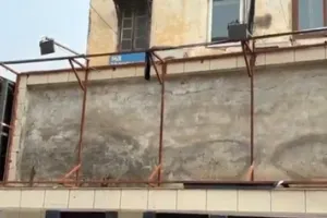 ‘एक साल दिल्ली बेहाल, याद आ रहे केजरीवाल’ होर्डिंग विवाद पर गरमाई सियासत