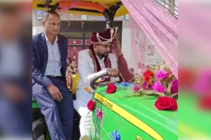 बिजनौर: लग्जरी कारों की जगह 'ट्रैक्टर' पर सवार होकर दुल्हन लेने पहुंचा दूल्हा, सादगी और किसान संस्कृति ने जीता सबका दिल