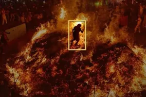 होली 2026 : मथुरा के इस गांव में सदियों से होलिका दहन की अनोखी परंपरा, जलती आग पर चलते हैं पुजारी