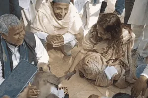 बागपत: जब एक लंगूर ने साड़ी खींचकर रोका डीएम का रास्ता, वायरल हुआ आईएएस का पशु प्रेम