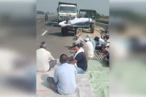 दिल्ली-देहरादून इकोनॉमिक कॉरिडोर पर किसानों का फूटा गुस्सा, मुज़फ्फरनगर के बिराल में अनिश्चितकालीन धरना शुरू