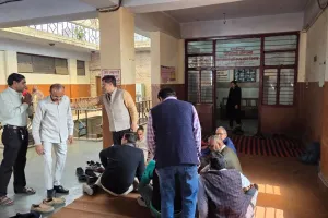 मुजफ्फरनगर: विकास भवन में अधिशासी अभियंता और कर्मचारी के बीच भिड़ंत, अभद्रता के विरोध में कार्य बहिष्कार