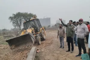 ग्रेटर नोएडा प्राधिकरण का बड़ा एक्शन: भनौता गांव में 60 करोड़ की अवैध कॉलोनी पर चला बुलडोजर