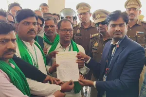 शमसाबाद स्टेशन पर ट्रेन रोकने पहुंचे भाकियू कार्यकर्ता, समझाने पर स्टेशन मास्टर को ज्ञापन सौंप कर लौटे