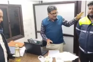 बुलंदशहर में सुरक्षा गार्ड ने पेश की ईमानदारी की मिसाल, कार सवार का नोटों से भरा बैग लौटाया