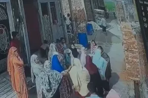 मुजफ्फरनगर: महिलाओं के दो गुटों में जमकर चले लात-घूंसे, सीसीटीवी में कैद हुई 'खूनी' भिड़ंत