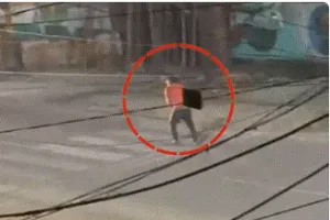 मथुरा में आधी रात सड़क पर उपद्रव: युवक ने बाइक और कारों पर पत्थर फेंके, बस ने कुचला; VIDEO वायरल