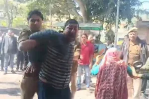 कानपुर में जमीन विवाद में दो सगे भाइयों ने कलेक्ट्रेट में किया आत्मदाह का प्रयास; पुलिस ने समय रहते बचाया