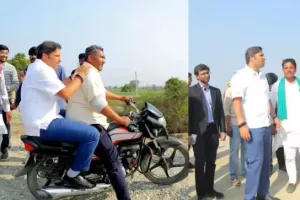 गाजियाबाद के जिलाधिकारी का अनोखा अंदाज, बाइक पर सवार होकर किसानों के बीच पहुंचे और खत्म कराया धरना