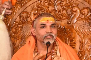 काशी से शंकराचार्य का बड़ा बयान: “योगी खलीफा जैसे हैं, CM या महंत—एक पद छोड़ें”