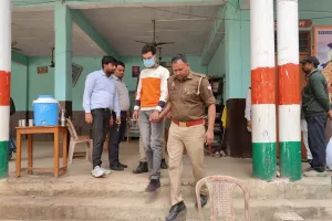 इटावा में 'मुन्नाभाई' गिरफ्तार: छोटे भाई की जगह बोर्ड परीक्षा दे रहा बड़ा भाई चढ़ा पुलिस के हत्थे