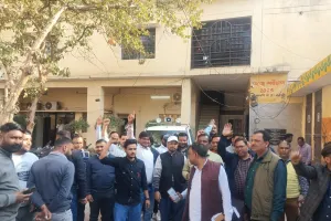 मुरादाबाद में टैक्स वसूली के दौरान मचा घमासान, कांग्रेस पार्षद पर नगर निगम कर्मचारियों से अभद्रता और धमकी का आरोप