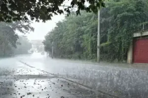 यूपी में बिगड़ा मौसम: 13 जिलों में बारिश और ओले का अलर्ट, 40 किमी की रफ्तार से चलेंगी हवाएं