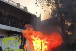 फतेहपुर में शार्ट सर्किट से रेडीमेड दुकान में लगी आग, लाखों रुपए के कपड़े जले