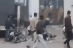 कैराना में मुखबिरी के शक में युवक की बेरहमी से पिटाई, दस सेकंड में बरसाईं चौदह लाठियां, वीडियो वायरल