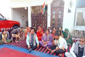 कांग्रेस नेताओं को पुलिस ने किया हाउस अरेस्ट, जिलाध्यक्ष धरने पर बैठीं