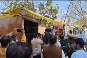 सुल्तानपुर में भावुक हुए राहुल गांधी.. रामचेत की जूते की दुकान पर पहुंचे, बेटे व पोती से की मुलाकात