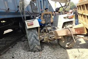 लखनऊ-वाराणसी रेल ट्रैक पर मालगाड़ी से टकराया ट्रैक्टर