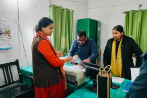 अमरोहा में डीएम का सदर तहसील पर औचक निरीक्षण, 5 साल से लंबित मामलों पर जताई नाराज़गी, लापरवाह लेखपालों पर कार्रवाई के निर्देश