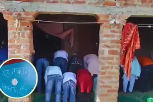 इलाहाबाद हाईकोर्ट सख्त: बरेली डीएम और एसएसपी को अवमानना नोटिस जारी, निजी घर में नमाज रोकने पर मांगा जवाब, गांव में तनाव के बीच हिंदू परिवारों ने लगाए पलायन के पोस्टर