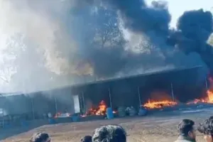 बिजनौर में भीषण अग्निकांड: पटाखा फैक्ट्री में शॉर्ट सर्किट के बाद मची अफरा-तफरी, जान जोखिम में डालकर मजदूरों ने बुझाई लपटें