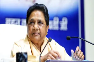 यूपी की राजनीति में फिर 'सोशल इंजीनियरिंग' की आहट: 2007 दोहराने की तैयारी में मायावती; दलित, ब्राह्मण और मुस्लिम त्रिकोण बना भाजपा-सपा की चुनौती