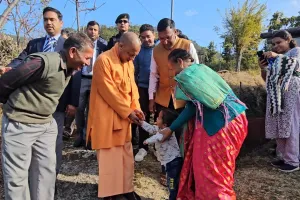 योगी आदित्यनाथ ने पैतृक गांव पहुंचकर बुजुर्गों से लिया हालचाल, बच्चों को किया दुलार
