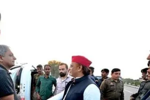 फिरोजाबाद: सफारी पलटने से 10 साल का बच्चा लहूलुहान, अखिलेश यादव ने दिखाई दरियादिली, मौके पर ही रोकी गाड़ियां