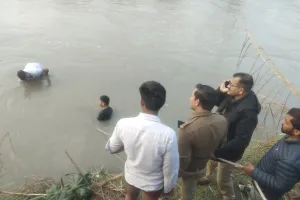 औरैया में अनियंत्रित होकर नहर में गिरी कार, दंपति और बेटे समेत तीन की मौत