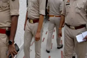 देवरिया में IGRS जांच में बवाल: दारोगा ने युवक का कॉलर पकड़ा, मौके पर हंगामा