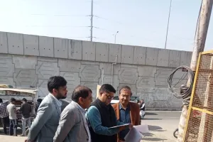 गाजियाबाद: PVVNL के एमडी ने ग्राम बम्हेटा में ट्रांसफार्मरों का औचक निरीक्षण किया