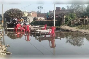 मुजफ्फरनगर में गंदे पानी के बीच खाट बिछाकर ग्रामीणों का अनोखा सत्याग्रह जारी, अधिकारियों की मान-मनौव्वल भी रही बेअसर