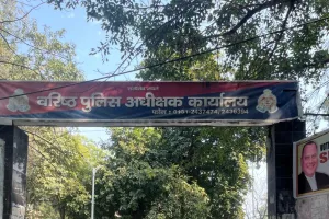 पुरकाजी में खनन माफियाओं का दुस्साहस: पुलिस चौकी के सामने युवक को पीटा, सोने की चेन लूटी