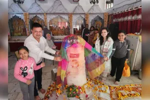 नोएडा: महाशिवरात्रि पर सेक्टर-11 में उमड़ा श्रद्धा का सैलाब, 'बाबा बर्फानी' के अलौकिक दर्शन कर निहाल हुए श्रद्धालु