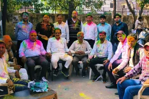 मुजफ्फरनगर में खतौली तहसील परिसर में अधिवक्ताओं ने उड़ाया गुलाल, फागुनी गीतों पर जमकर थिरके वकील