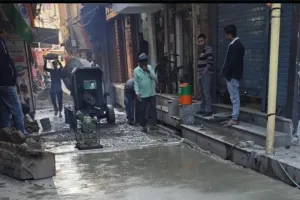 खतौली में पुलिस के कड़े पहरे में हुआ गली का निर्माण, दो वर्षों से चल रहे गुटबंदी के विवाद का हुआ अंत