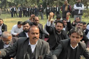 रामपुर: फारूक अधिवक्ता हत्याकांड के विरोध में बार एसोसिएशन का धरना, जिलाधिकारी कार्यालय के समक्ष सैकड़ों वकील डटे