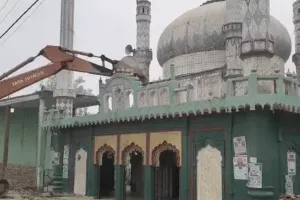 मुरादाबाद–टिहरी राष्ट्रीय राजमार्ग निर्माण में आ रही दरगाह की मीनारें हटाई गईं, प्रशासन ने बुलडोजर से शुरू की कार्रवाई