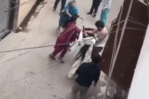 बिजनौर में दो पक्षों के बीच जमकर मारपीट, वीडियो सोशल मीडिया पर वायरल, मुकदमे के फैसले को लेकर हुआ विवाद