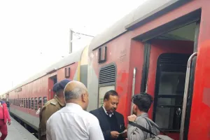 मुरादाबाद रेलवे स्टेशन पर सघन टिकट जांच अभियान, 200 यात्रियों पर कार्रवाई