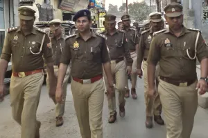संभल: होली से पहले पुलिस अलर्ट, सीओ चंदौसी ने किया फ्लैग मार्च और सघन चेकिंग अभियान