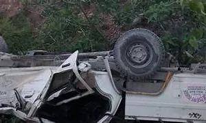 शिवरात्रि की सुबह सड़क हादसा, खाई में गिरी जीप, तीन युवकों की मौत