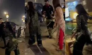 गाजियाबाद की चाय टपरी बनी रिंग! दो लड़कियों की हंगामा बॉक्सिंग