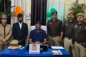 अलीगढ में नेताजी एक्सप्रेस में वसूली कर रहा फर्जी टीटीई गिरफ्तार: वंदे भारत का वेटर बनकर कर रहा था ठगी