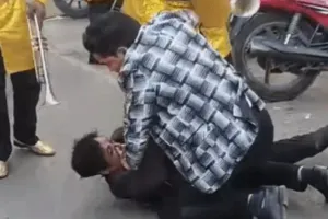 मुजफ्फरनगर: शिव चौक पर 'बैंड-बाजा' और 'बवाल', पैसों के लिए बीच सड़क पर चले लात-घूंसे