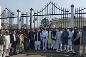 रामपुर में कांग्रेस का गांधी समाधि पर धरना, मनरेगा में बदलावों को बताया मजदूर विरोधी, विधानसभा घेराव में दुर्व्यवहार का लगाया आरोप