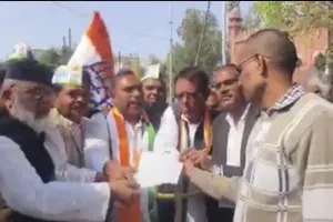 अमरोहा में कांग्रेस का एक दिवसीय सत्याग्रह, गांधी प्रतिमा स्थल पर धरना, लखनऊ लाठीचार्ज के विरोध में सौंपा ज्ञापन