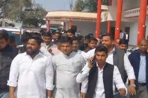 सम्भल में ‘यादव जी की लव स्टोरी’ फिल्म को लेकर बढ़ा विवाद, पूर्व विधायक राजू यादव समर्थकों संग कलेक्ट्रेट पहुंचे, रिलीज पर रोक की मांग