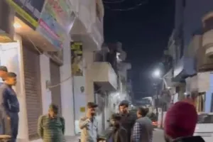 मुज़फ्फरनगर की आदर्श कॉलोनी में युवक को ज़मीन पर डाल हाथ-पैर बांधे, वीडियो वायरल होने से मचा हड़कंप