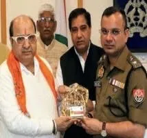 मुरादाबाद एसएसपी सतपाल अंतिल का जोरदार अभिनंदन, दलित एकता महासंघ ने स्मृति चिन्ह भेंट कर सराहा पुलिस का मानवीय चेहरा